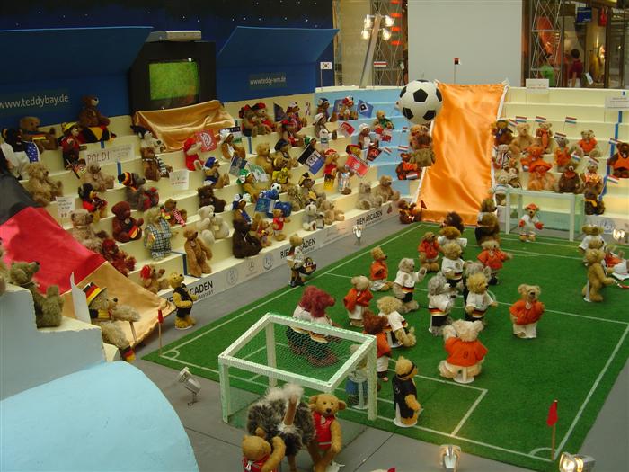 Teddy Bears football in Riem Arcade 