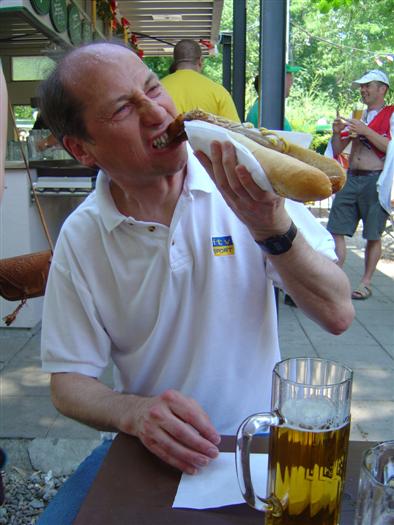 The menu said "½ bratwurst im baggette". What they meant was a bratwurst folded in half to fit it in.