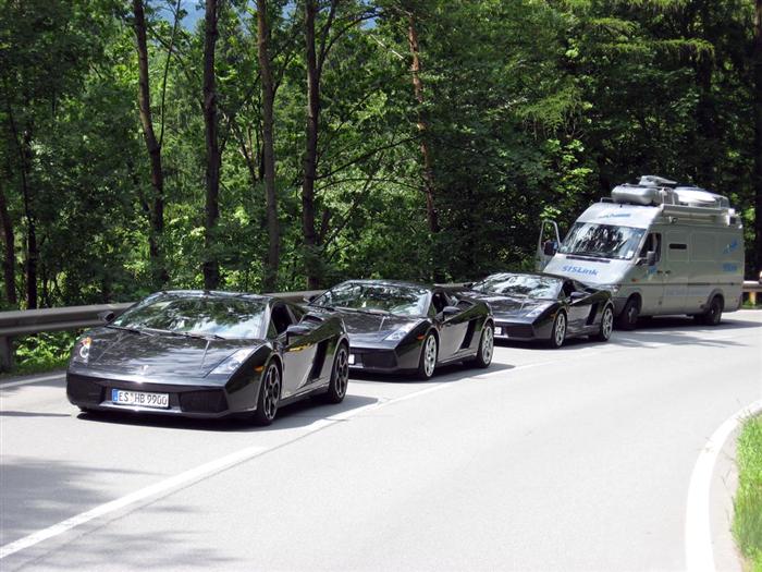 3 Lambourghines hold up Green Team on mountain road